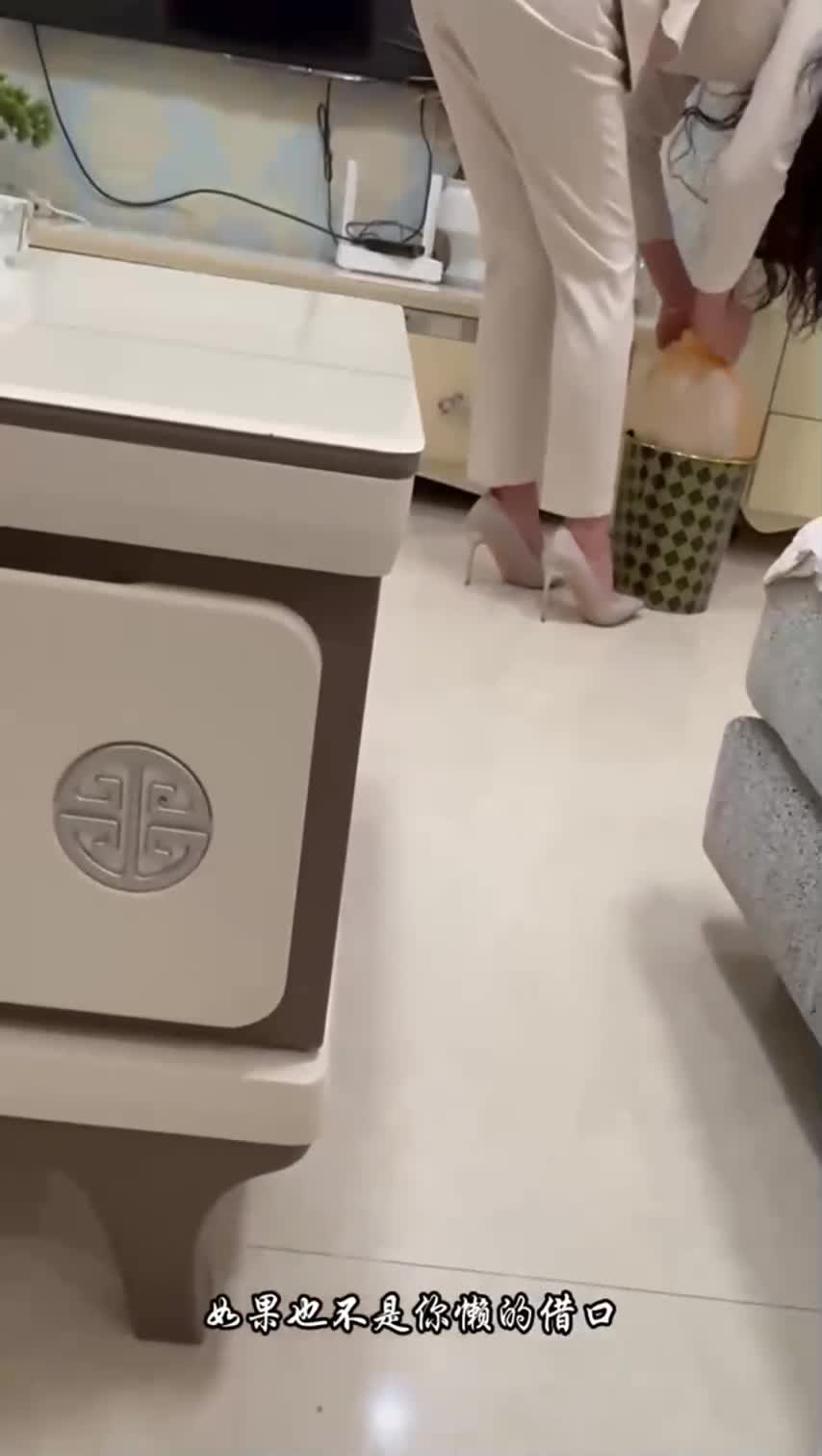 【金主爸爸调教在校空姐校花】拴着狗链顺着沙发边调教口塞大肉棒，像母狗一样小穴全湿中出内射！#空姐 #口交中出 #美腿