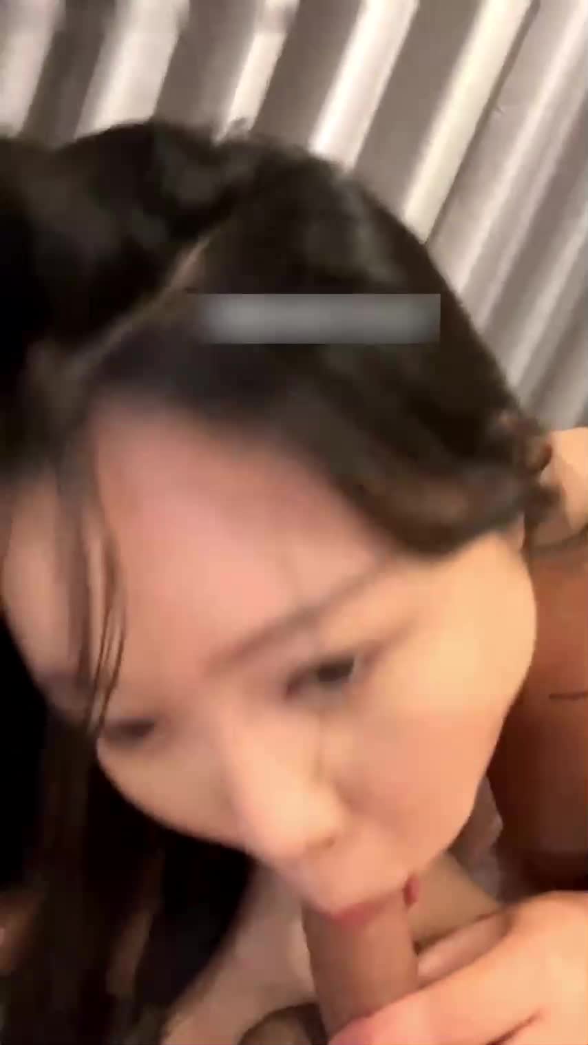 【被颜射的一脸懵逼，说好的射胸上没想到喷那么远】骚逼懵逼了半天，然后把脸上的精液都塞嘴里吞精了！#口交 #中出 #颜射