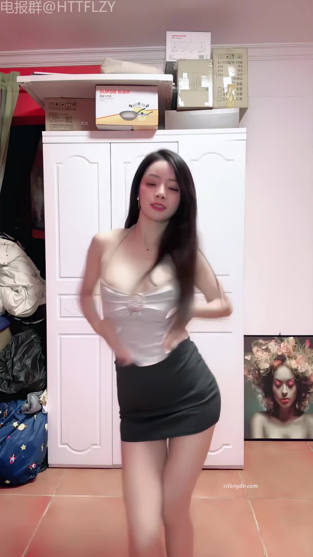 国产裸舞 跳着跳着 就给你扳开胸罩看大奶子#主播 #裸舞 #星星碎了