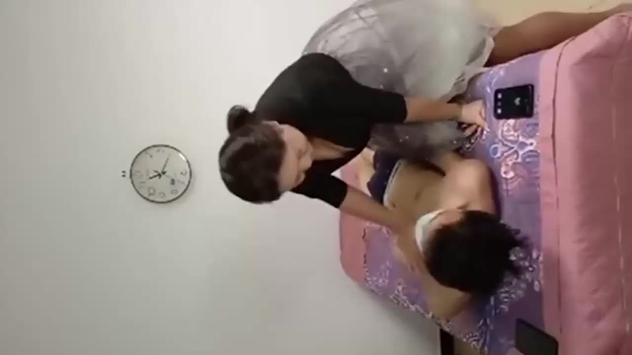 #熟女 #按摩技师 #巨乳 #人妻大奶熟女阿姨跟老公打着电话被强上了 被小哥哥操的很舒坦