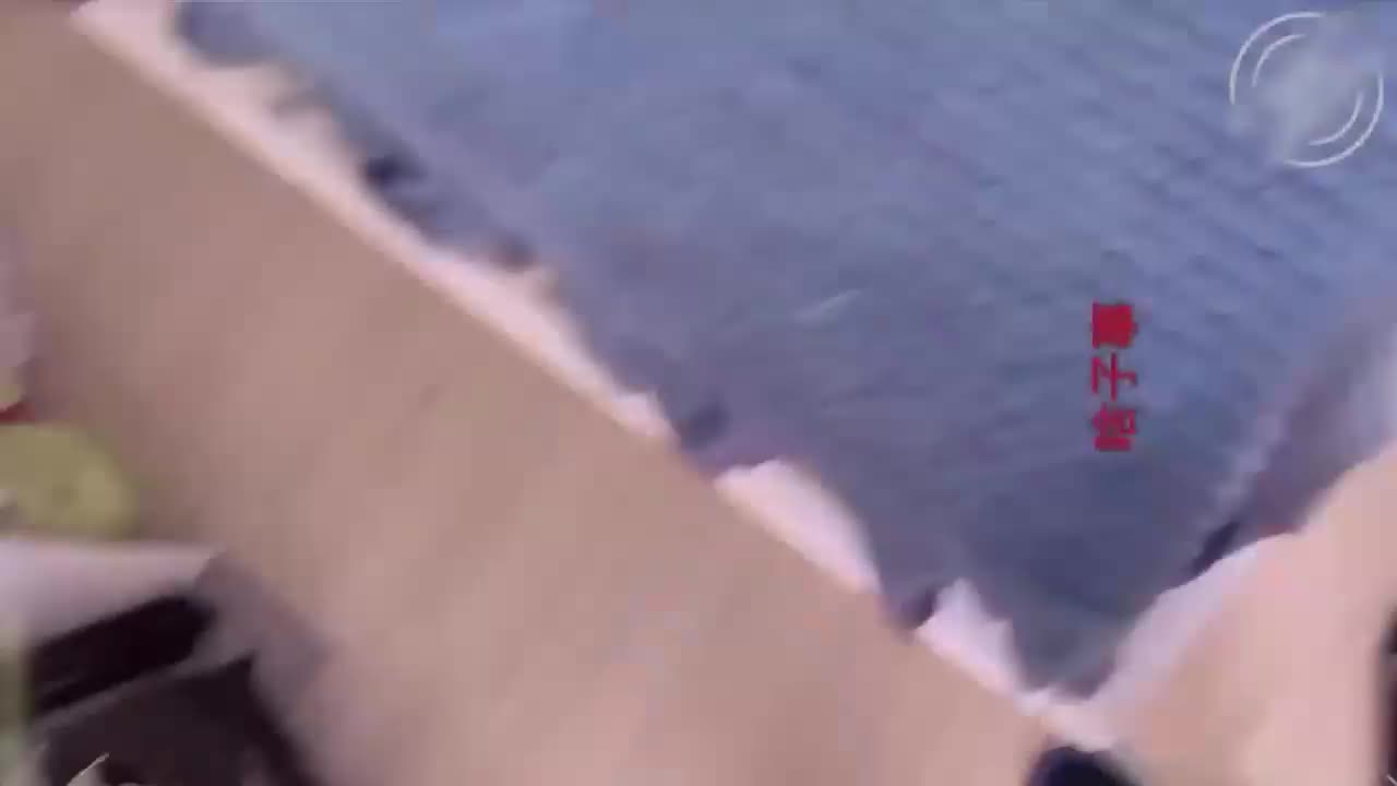 #熟女 #人妻 #母子 #乱伦妈妈正在做饭，儿子从后面偷袭妈妈的大骚逼