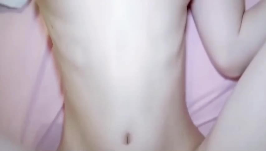 【筷子美腿+超级粉鲍+无套内射】学妹过生日喝多了，安排哥们偷偷藏在柜子里观战，中途加入一起操学妹，开始很尴尬，酒劲上头妹妹欣然接受，嫩鲍鱼水流成河，同意兄弟无套内射，叫床声撕心裂肺！#3P #潮吹 #白虎点击下方评论区或者置顶有更多精彩的预览视频，有能力的兄弟可以支持一下！谢谢大家了！