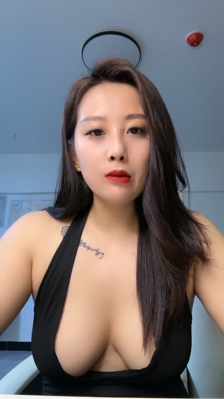 #熟女直播 #丰满少女 #少妇微胖少妇大奶炮架子 肥逼肉穴榨精神器，大奶子诱人