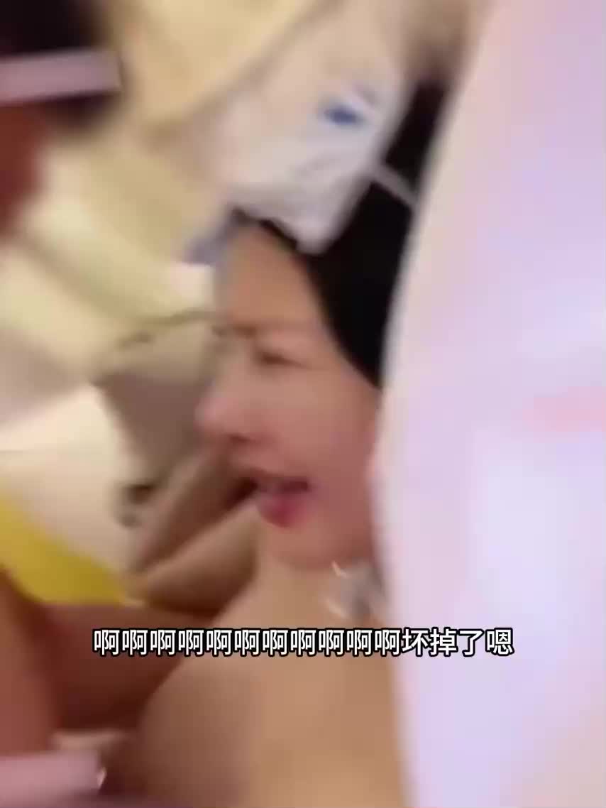 【完美露脸】淫荡的反差母狗，穿着女仆装全程说着骚话，喜欢拿着主人的鸡巴蹭小穴，淫水多的不需要涂润滑油都能够直插到底！#中出 #完美露脸更多优质精选视频已更新，详情点击下方评论区查看