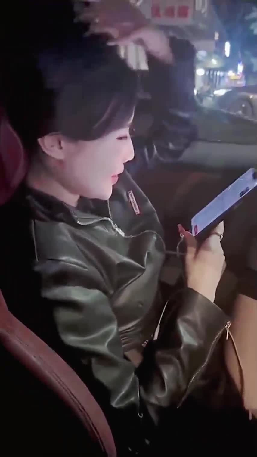 操东莞酒吧现役舞女是什么体验？鸡巴插进会全自动转圈的屁股是什么享受，绝品丰臀细腰第一骚，你为什么不带套套就插进来了啊？还射我里面了（这种必须站起来蹬）#潮吹 #丝袜模特 #口交更多优质精选视频已更新，详情点击评论区查看