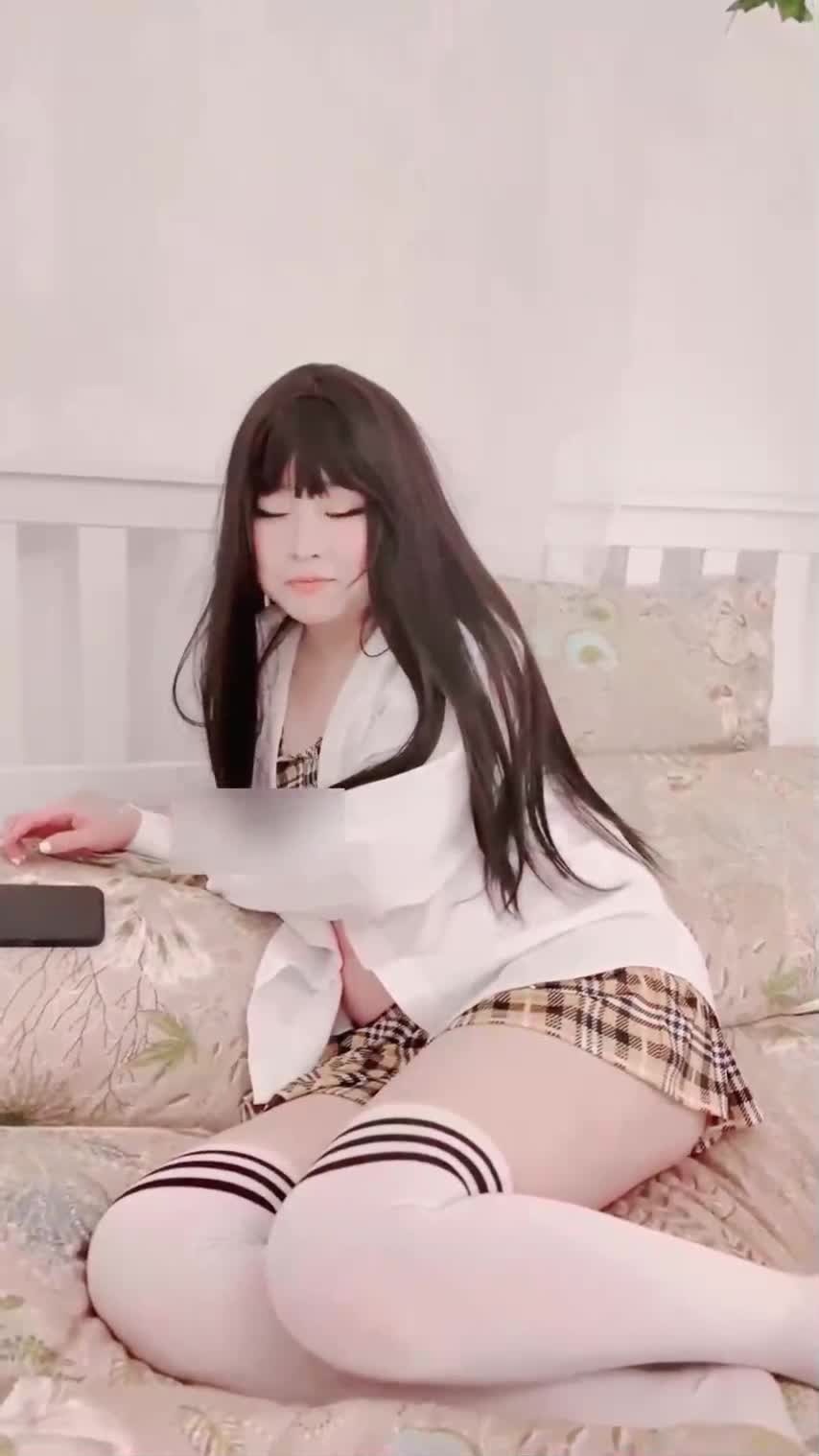 【有这种女朋友死都值了】刚成年的微胖极品小嫩妹，主动问：爸爸，下次可以找人一起操我吗？年纪虽小超会调情，骚话不断，情绪价值拉满！射我嘴里好吗？我想吃精液！#口交吞精 #完美露脸 #少女更多优质精选视频已更新，详情点击下方评论区查看