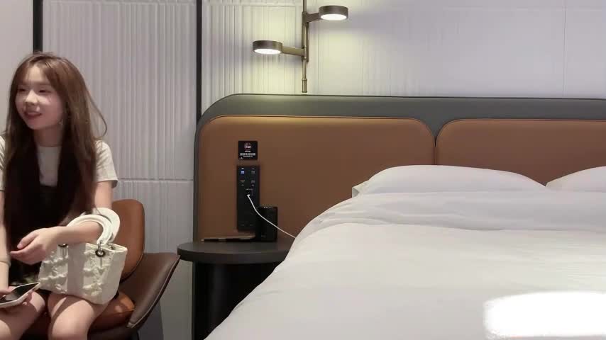 【本想给兄弟们扒个套，结果还被学妹给发现了】第一次偷偷摘套的手都抖了，刚插进去就被发现，幸好学妹涉世不深，要是碰到老鸡今天多半就走不了了！#口交 #少女更多优质精选视频已更新，详情点击下方评论区查看