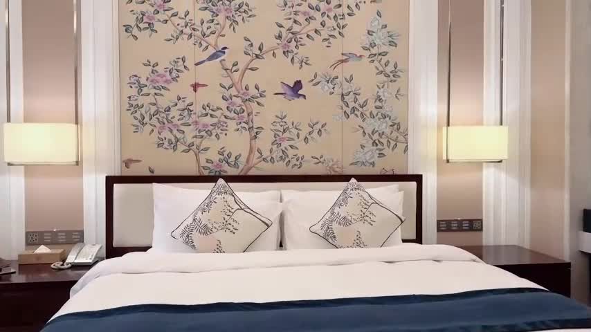 【全网首发】暴力剪烂气质姐姐新买的美臀喇叭裤，狂操一线天极品美鲍，绝世好逼出水量恐怖惊人！堪比小便失禁！第一次见到姐姐全自动观音坐莲！#潮吹 #中出 #少妇更多优质精选视频已更新，详情点击评论区查看