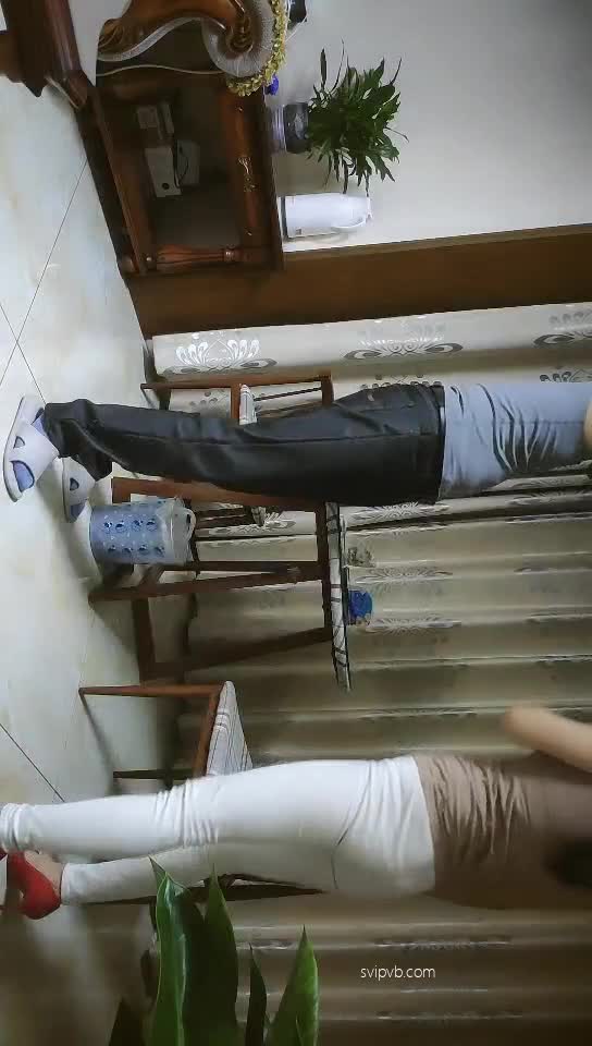 #熟女 #少妇 #良家 #居家系列风韵人妻致命诱惑，肤白腰细，扒下裤子揉屁股，扭动骚臀风骚至极，被抱着倒立口交，站立抬腿插逼，操逼姿势琳琅满目。这个系列视频，多数有这个倒立69吃鸡，不知道女主是不是同一个。关键词  清纯少妇致命诱惑