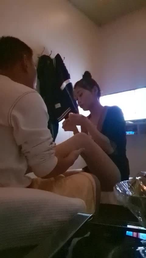 #会所 #技师 #舔逼 #频道推荐苗条漂亮的丸子头女技师，遇到真饥渴大哥，脱下鞋抓着脚就闻，把大长腿扛在肩上玩逼，抱着技师猛亲，强上脱裤子，漏出屁股直接舔女技师菊花和小穴，扣的美女也是受不了，和大哥偷偷在包房做爱，惊险刺激。这女技师真的漂亮，难怪大哥爱不释嘴，从上到下亲个遍