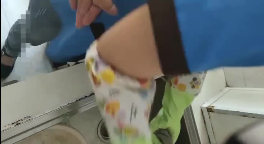 #熟女 #阿姨 #勾引 #剧情小伙饥渴难耐，看着上门打扫卫生的家政阿姨也是风韵犹存，忍不住动手隔着牛仔裤摸屁股，坐在沙发上揉奶子，阿姨被摸的受不了，直接上床脱衣服，小伙抱着阿姨掰开腿扣逼，无套生插，这身材太好了，屁股大还翘，怕忍不住只好戴套 ，阿姨被压在身下淫叫不断。这个还不错，虽是剧情但也露脸了，而且身材也好，看着挺顶。