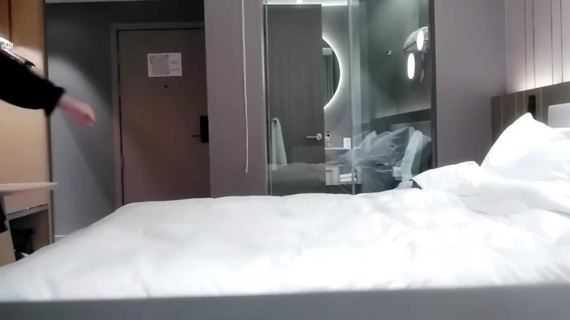 #熟女探花 #少妇 #黑丝 #口爆“神经病，戴两个我还有什么感觉”大哥酒店约漂亮小少妇，自带情趣内衣，表情风骚 ，口活不错 ，妖艳身姿骚气勾人，怕不安全要戴两个套，大哥直接不戴套口爆。