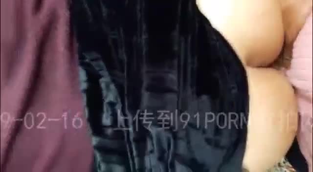 #熟女 #少妇 #淫妻 #肥臀屁股上有颗痣的骚妻，穿着衣服就地爆操，拽着头发，后入翘臀，叫声淫荡，这能忍住不内射。91淫妻四部小视频