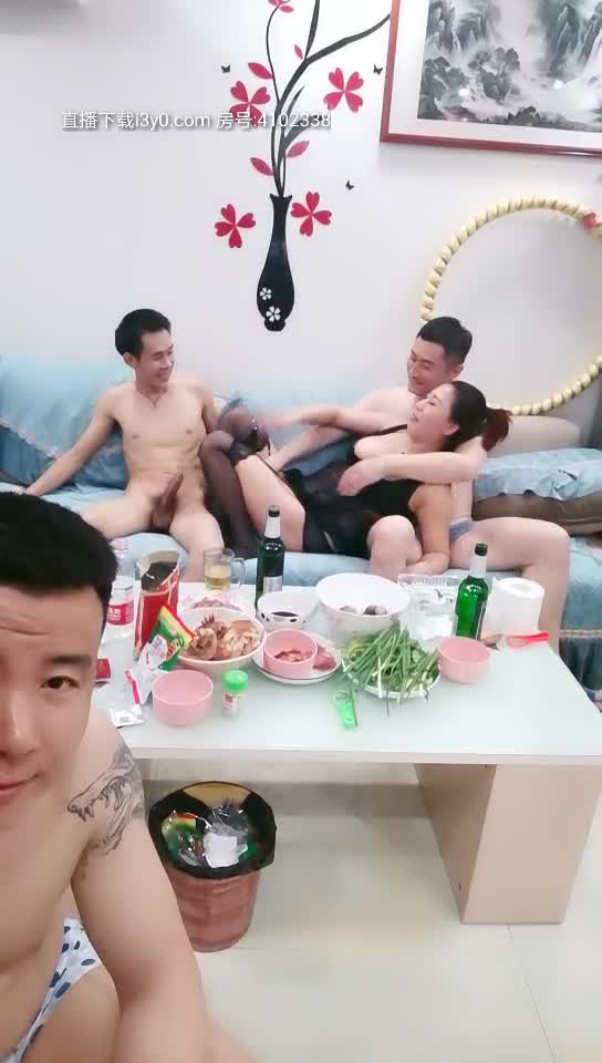 #熟女直播 #小M寻找主人 #群战经典熟女主播，群P直播的开拓者，多人混战大场面，肉体盛宴。