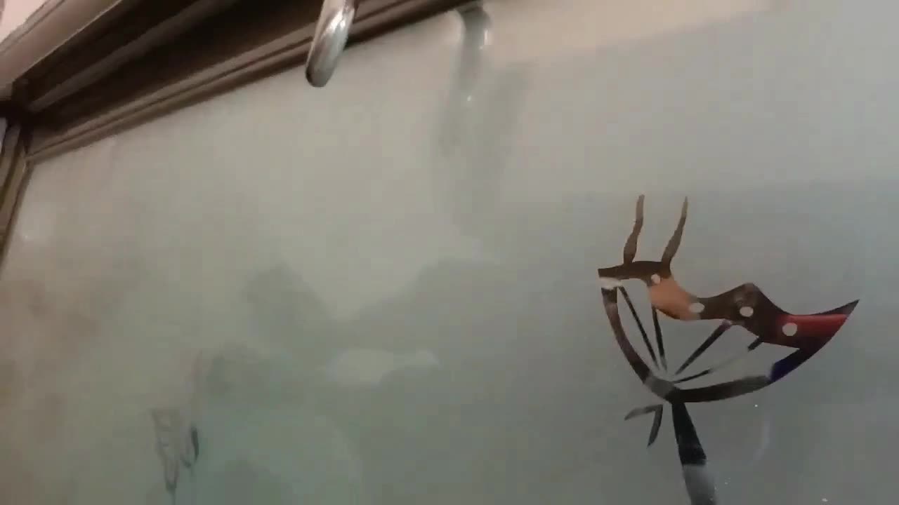 【乱伦禁忌】勾搭远房表妹浴室强行扒光，多体位蹂躏