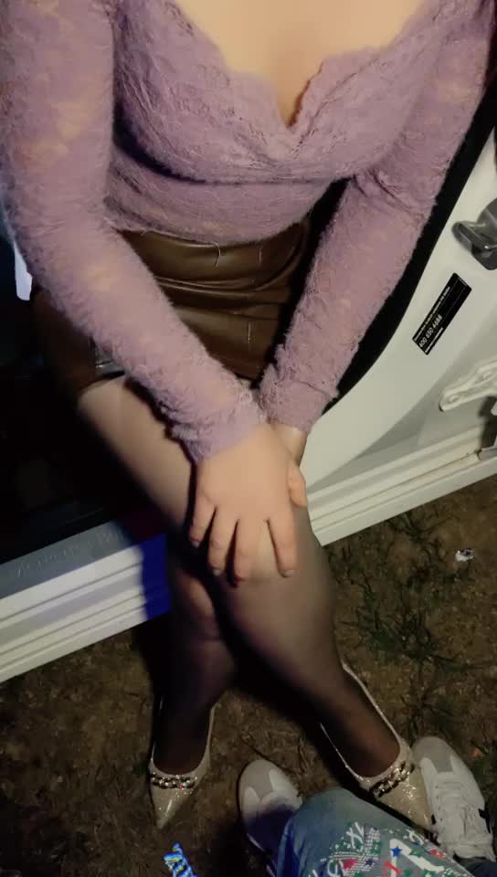 #熟女 #少妇 #勾引 #直播送喝醉的丰满少妇回家，半路停车小便，言语诱惑勾引，强上摸胸扣逼，对着嘴猛插，半推半就之下，脱光衣服，掰开蕾丝内裤就插进去了，瞬间变得老实，白浆都都操出来了。主动上位吃鸡，被操的淫叫不停，射了一逼。这种微丰满少妇操起来也很爽，就喜欢看小妲己这种直播无脑剧情了，像看擦边短剧，又比海角那种单方面有画面感。