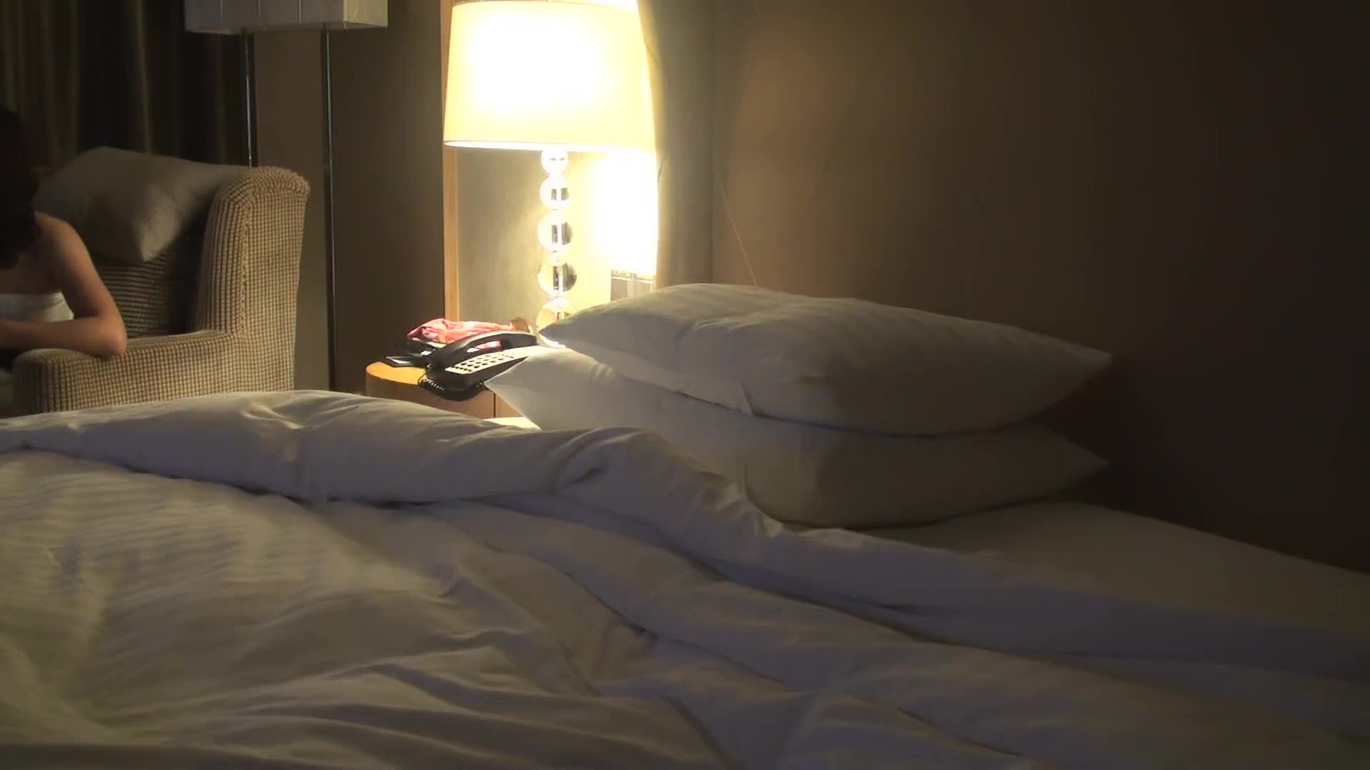 #熟女 #人妻 #3p #黑丝极致人妻酒店被俩大哥前后夹击，穿上情趣丝袜制服，被压在身下娇喘呻吟，舌吻吃鸡妩媚动人。坐在沙发上一边被操一边吃鸡，两人轮着上，真是一点资源也不浪费。关键词没找到，这画质还不错，每段都换套衣服，真的用心了。