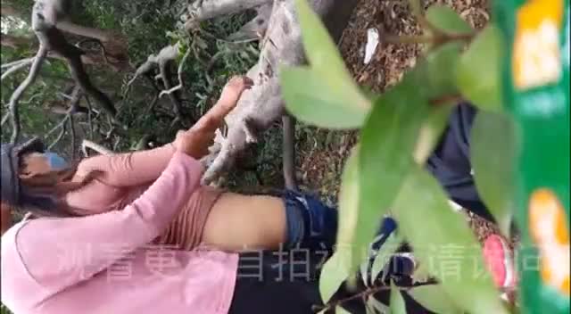 #熟女 #少妇 #淫妻 #肥臀屁股上有颗痣的骚妻，穿着衣服就地爆操，拽着头发，后入翘臀，叫声淫荡，这能忍住不内射。91淫妻四部小视频