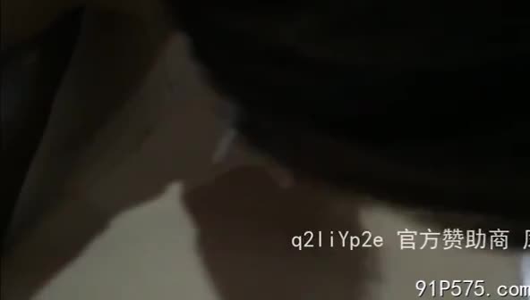 #熟女 #人妻 #偷情 #泡良实拍“好粗好大，喜欢跟我做爱吗，我淫荡吗，我骚吗”  短发人妻老公不在家，酒店叫来相好的解决性欲。吃鸡的表情饥渴难耐，肉肉的骚穴恨不得整根都插进去，叫的确实骚，听的都硬了。   拉到卫生间对着镜子看着自己被后入，最后拔套射了一胸，还张嘴接精，太tm骚了。这个良家应该调教成型了，太极品了，虽然长的很一般，但丝毫不影响她在床上的优质表现