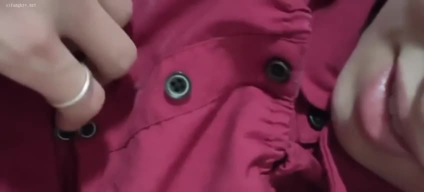 #熟女 #少妇 #偷情 #生活实拍下班后和已婚女同事在办公室就地解决，脱了裤子，按在椅子上操嫩逼，开始略显羞涩，插进去操的表情都变了，速战速决射了一逼。人丑逼不丑，穴嫩叫不停，褪一半内裤操着很有感觉。