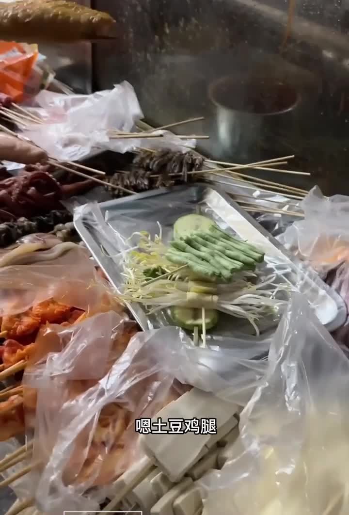 #熟女 #少妇 #小姨子 #口爆和小姨子去吃烤串，中途小姨子要去厕所，跟着到厕所让骚货蹲在地上给口交。  带小姨子回家，迫不及待掏出家伙抽打骚货翘臀，掰开内裤，卫生巾上全是红，只能对着骚穴打飞机，小姨子怕忍不住插进去，说好用嘴解决。操着戴眼镜小姨子的嘴，也是一种享受，最后射了她一嘴，一脸。关键词 小姨子的秘密这不知道哪个神人拍的，看了下好多集，全是和小姨子的不同剧情，比那个小妲己勾引系列的主播剧情好多。合集定位