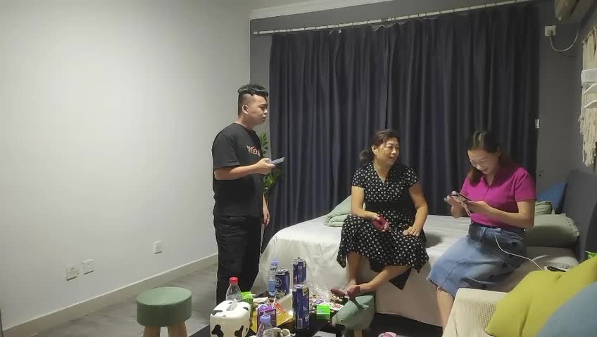 #熟女探花 #阿姨 #4P #名场面小胖和好兄弟约到两个熟女阿姨，好兄弟早已按捺不住，把大奶子阿姨按住床上扣逼吃奶，操了一会和小胖换着阿姨操，两个阿姨也是喜笑颜开，钱也赚了，逼也解痒了。探花操熟女还的看小胖，各色阿姨人妻都操个遍。