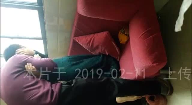 #熟女 #少妇 #淫妻 #肥臀屁股上有颗痣的骚妻，穿着衣服就地爆操，拽着头发，后入翘臀，叫声淫荡，这能忍住不内射。91淫妻四部小视频