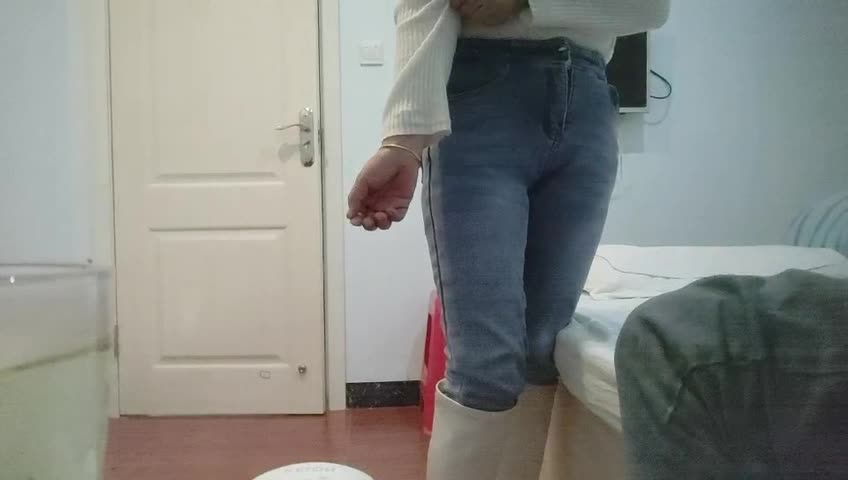 #熟女 #嫖妓 #内射 #扶贫纪实按摩店漂亮找了个丰满的少妇，谈好价钱，按住头就吃鸡，掰开逼搓揉，比村长还爱好研究。操着肥逼上头，非要拔套操，少妇就从地上捡起来又给大哥套上，操一会又拔了，直接无套内射，爽翻了。这种街边店店只要加钱没有不做的，这少妇长的还可以，就是没身材。