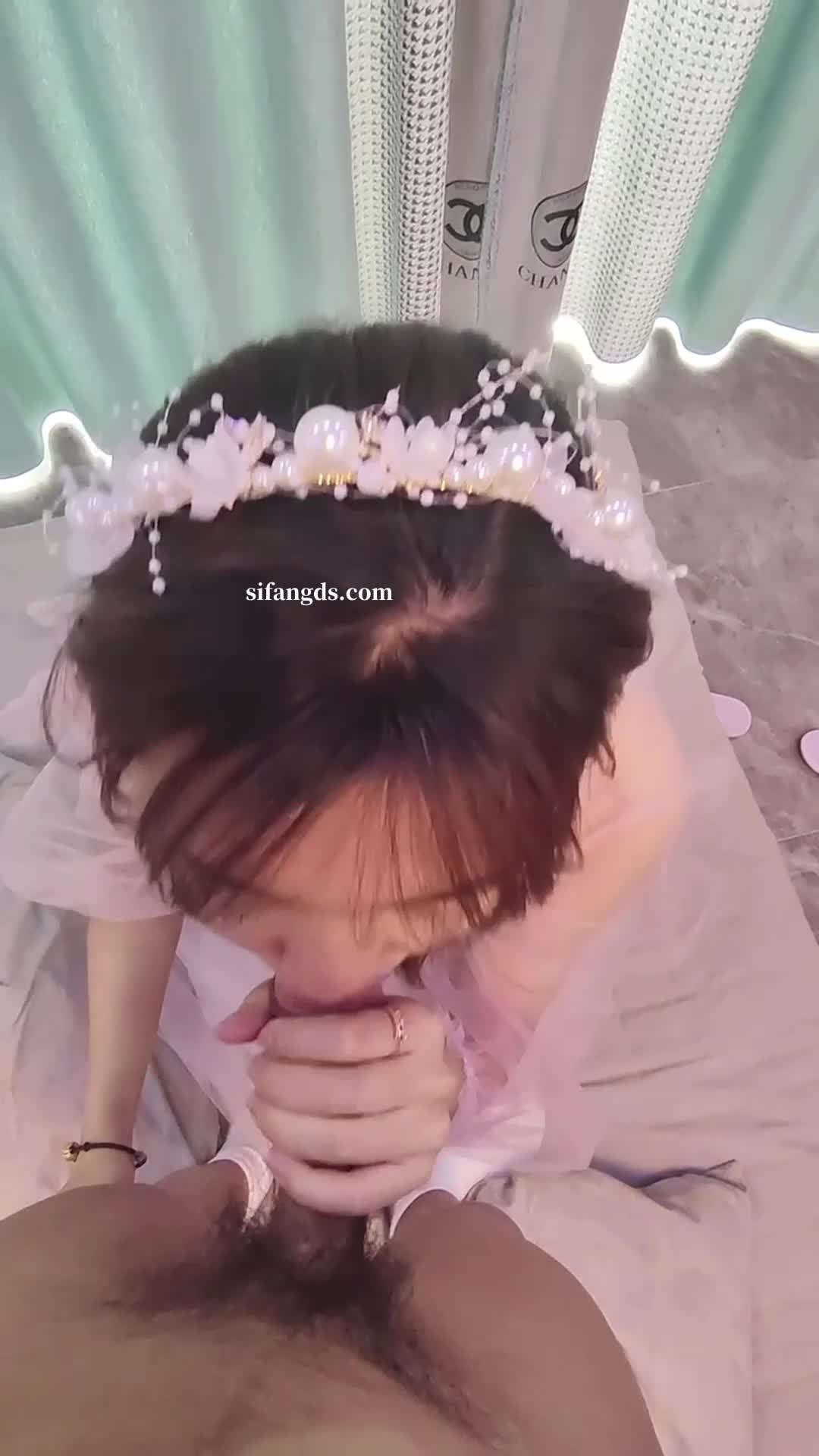 #熟女 #人妻 #口爆 #实拍苗条少妇穿着伴娘服，很有味道，鲍鱼还粉嫩，吃鸡舔蛋，后入蜜桃臀，无套狂插，最后还给口爆了，射了一嘴，穿衣服操的确别有一番玩味。这翘臀也是不错。