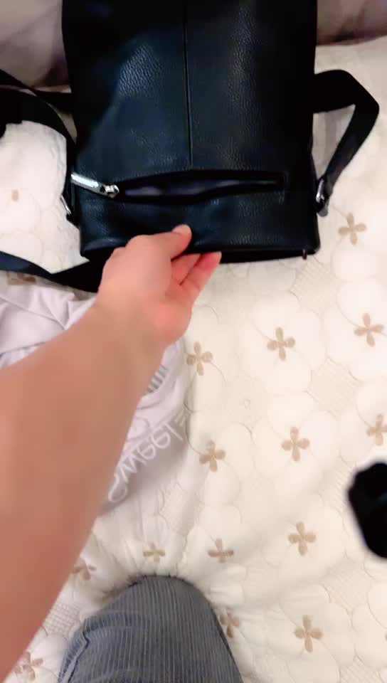 #熟女 #嫂子 #勾引 #剧情去嫂子家串门，她老公在卧室睡着了，嫂子穿着红色紧身裙黑丝坐在沙发上，一对大奶子呼之欲出，十分诱人。  拿出带来的跳蛋，让嫂子体验，爽的嫂子淫水流了一手。按耐不住，强行脱衣服摸奶子，嫂子半推半就，也有几分想要，正中下怀，扣逼舔奶，脱下内裤后入肥臀，太爽了，骚穴滚烫，一边用跳蛋震动阴蒂，一边操她，还问我爽不爽，妈的直接内射她骚穴。关键词未知，这个系列都是勾引嫂子，嫂子也是肥臀大奶，骚气十足，真的操不够。