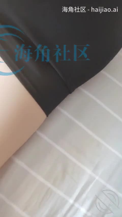 #海角社区 #爱穿丝袜的骚妈 #精选海角乱伦大神【爱穿丝袜的骚妈】钻石贴，骚妈丝袜穴被我搞的高潮大叫，邻居都听见了