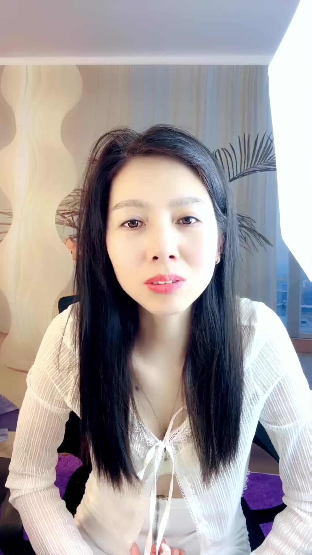 #熟女直播 #牛仔裤少妇 四十路骚情熟女风韵犹存，淫语自慰，和小伙啪啪，亲奶舔逼，淫叫不停这少妇不错，还会剧情，叫的让人酥麻