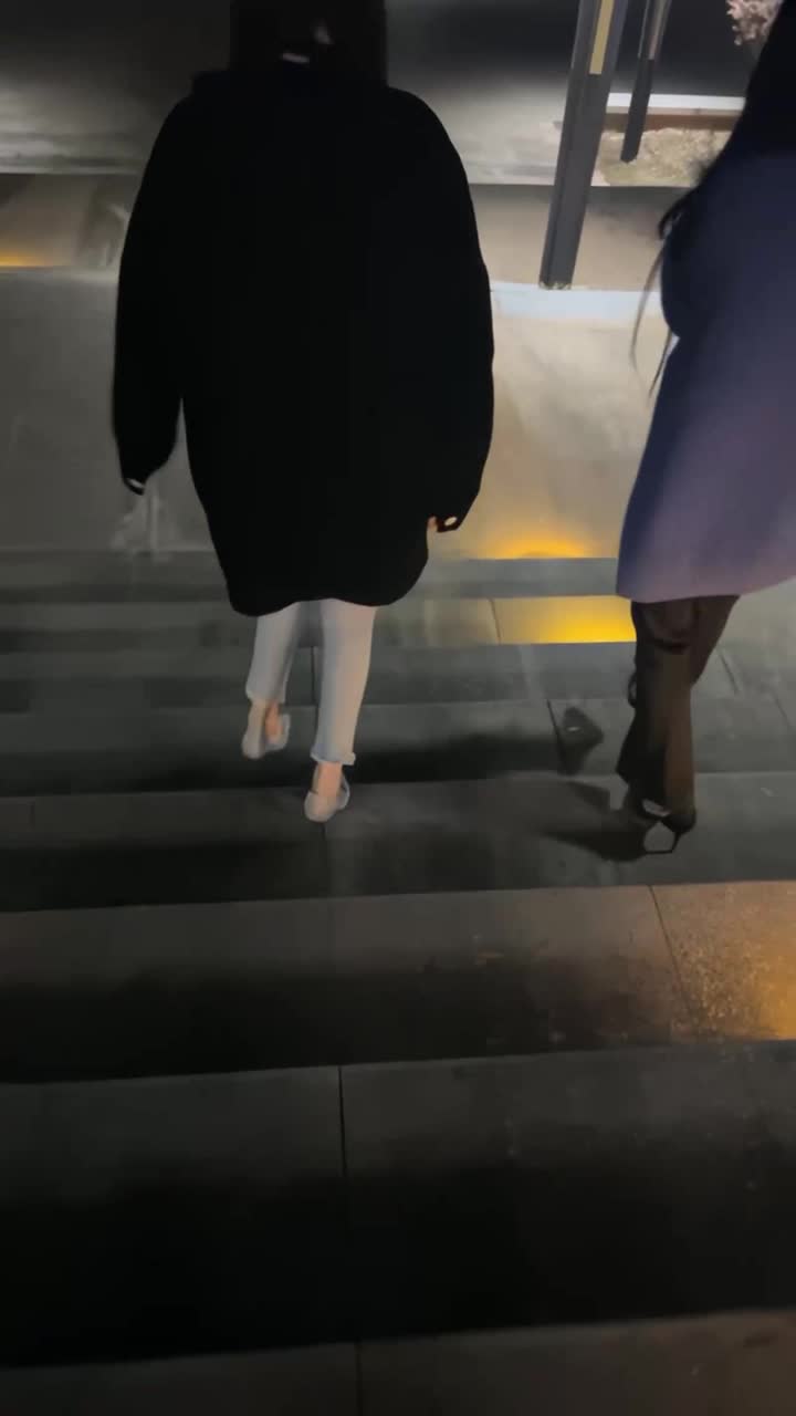 #熟女 #少妇 #户外 #直播深夜带两个极品身材的小少妇到公共厕所操，一个毛多一个无毛馒头逼，脱衣服撅屁股求干，最后并排蹲地上撒尿，惊险刺激，羡慕死死老哥了现在都玩的这么刺激了，这身材真不错啊