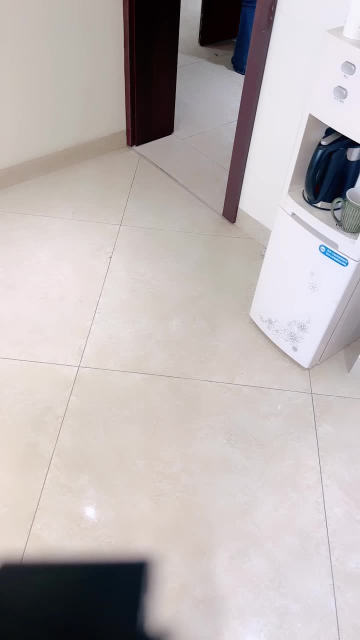 #熟女 #少妇 #勾引 #剧情演绎叫了个家政打扫房间，没想到是个翘臀小少妇。人家在打扫，他在旁边勾搭，上手摸胸。跑到卫生间拍少妇撒尿还要摸人家逼。一番勾引，看着撅屁股的骚样，终于忍不住强上，推推搡搡下，漏出大屁股站着无套生插了，骚货也是被操爽了。这集不错，短小精悍，看点满满，最后还送了大家彩蛋。