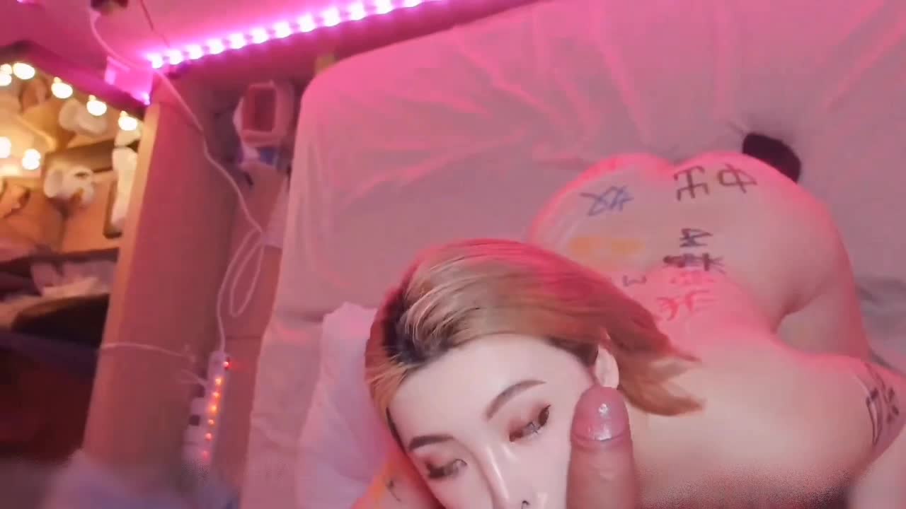 丰满性感的潮妹对大屌爱不释手