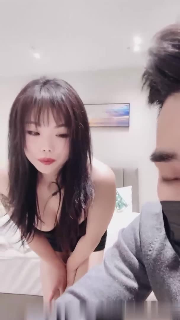 3P淫乱抽插鸡巴坐插深喉玩弄呕吐粘液