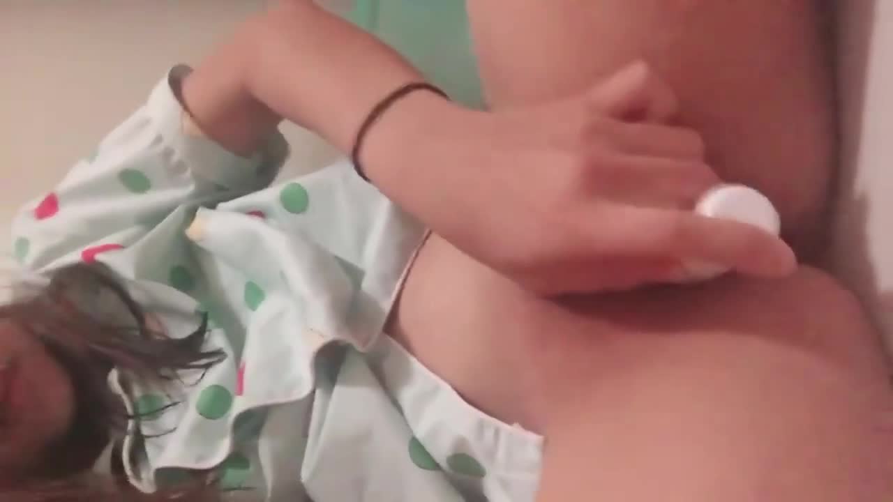 富人取乐的高中眼镜母狗各种羞耻姿势自慰撒尿