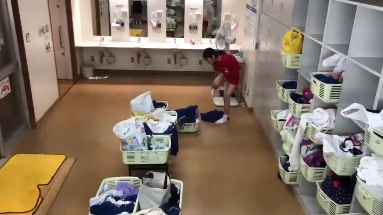 女中浴室真实中学园澡堂偷窥学妹洗澡年轻真嫩啊一次偷拍几十名学妹完美露脸