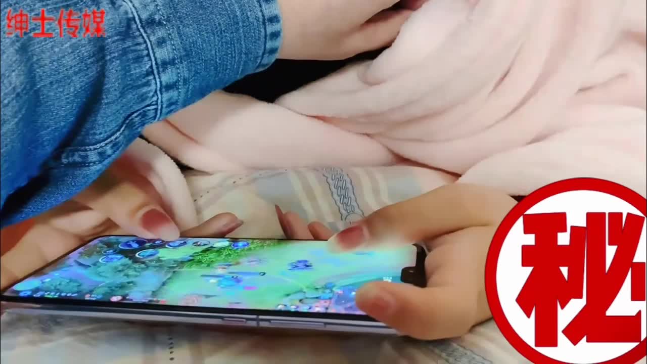 爱打王者荣耀的小女友被我后入