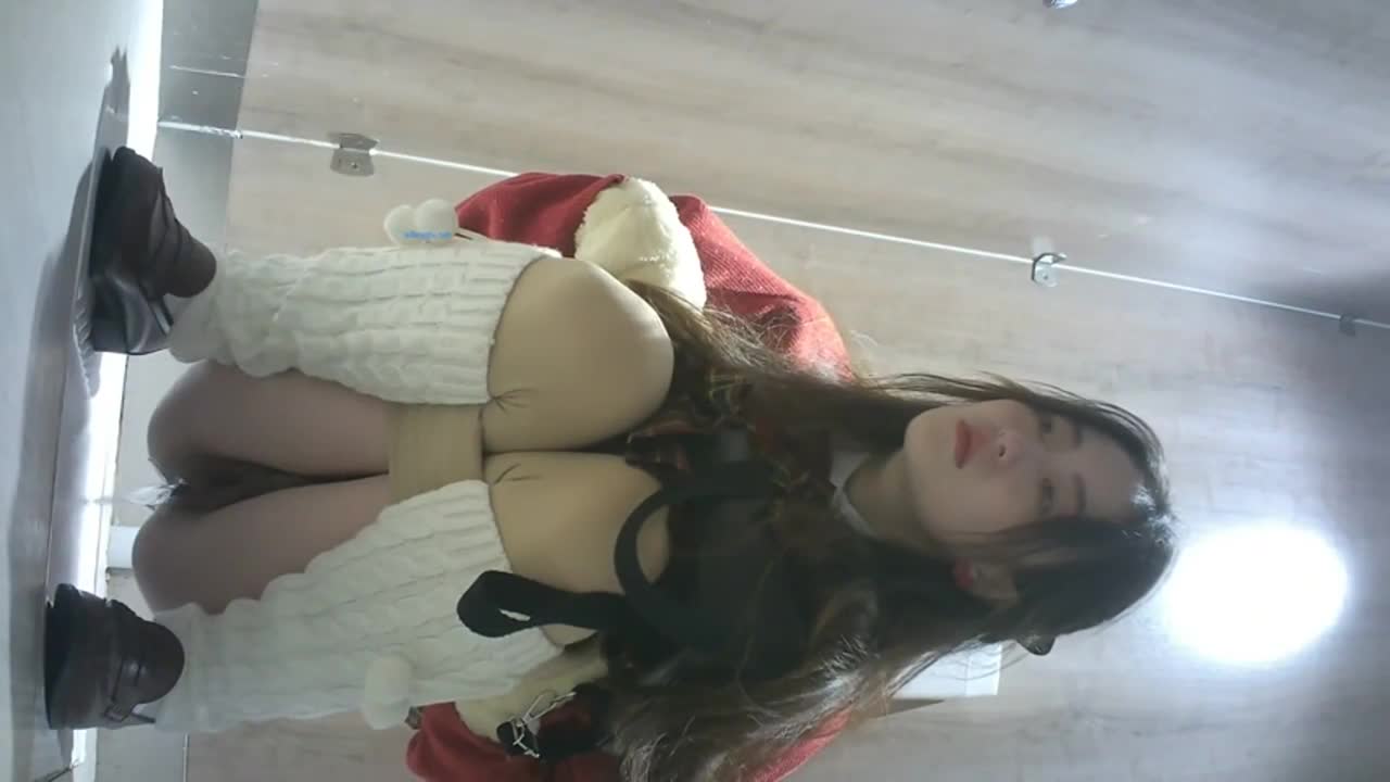 潜入商场厕所偷拍极品高颜值高冷小姐姐