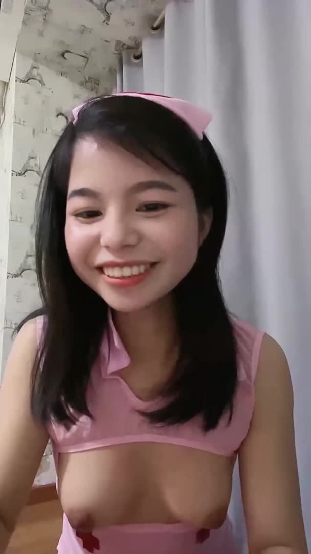 爆乳尤物美女带闺蜜一起看炮友操闺蜜侧入