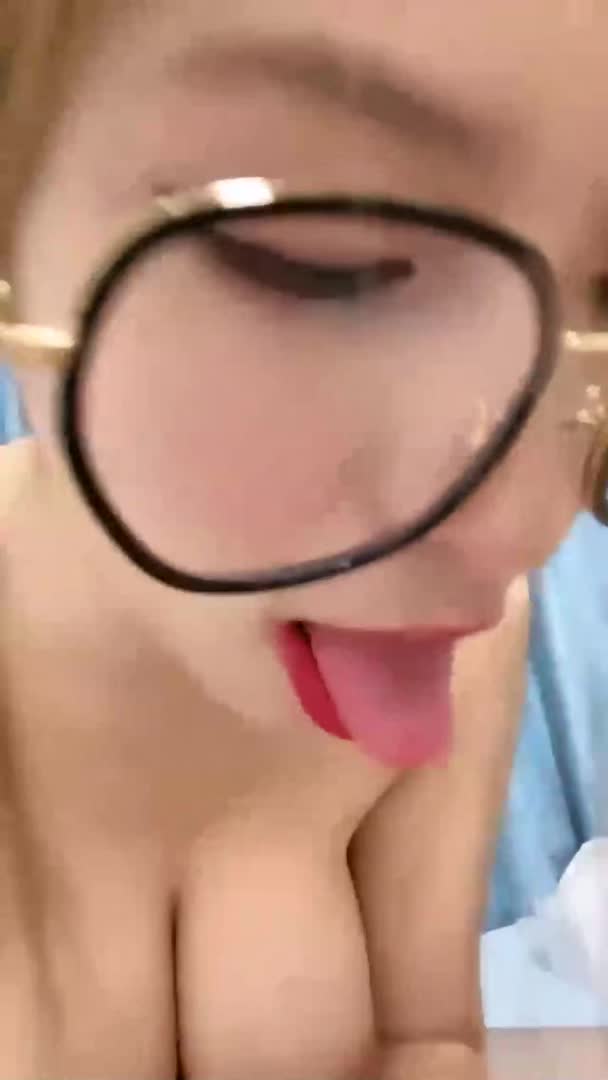 八字大奶眼镜小骚货来大姨妈爆菊抹上润滑油