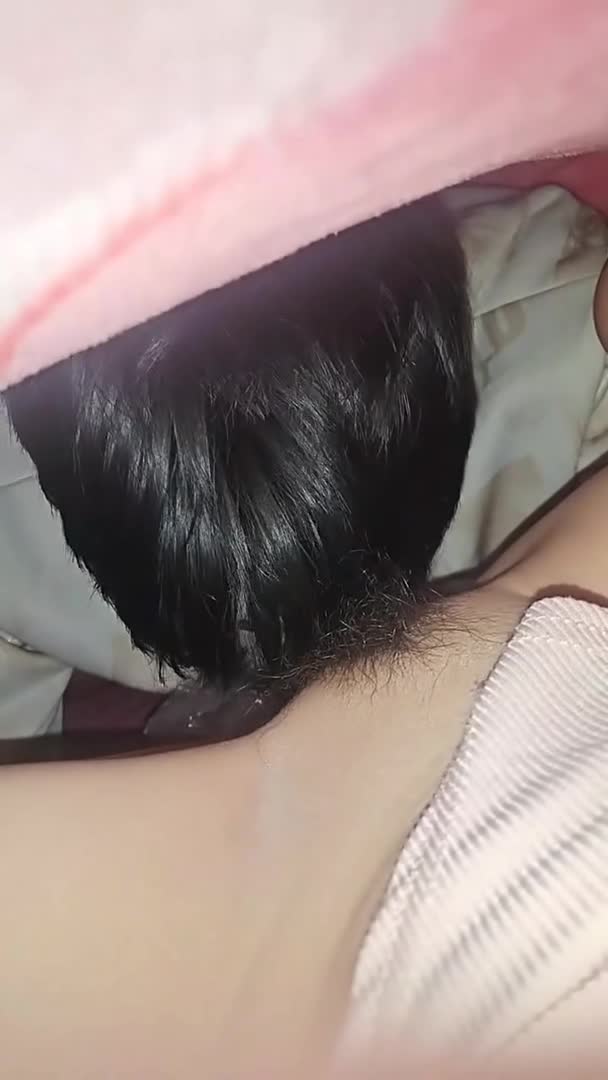 福利被窝里的人妻少妇让小哥趴在身下吃奶舔逼好刺激阴唇都屌起来了