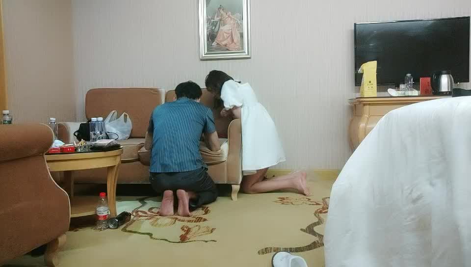 娇小身材短发萝莉萌妹绿帽人妻