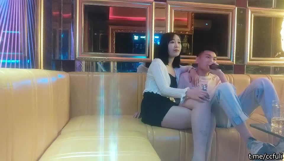 KTV搞美女，包臀裙美腿，唱着歌摸奶扣穴，扛起双腿操美女害羞，操起了好紧吃瓜泄密