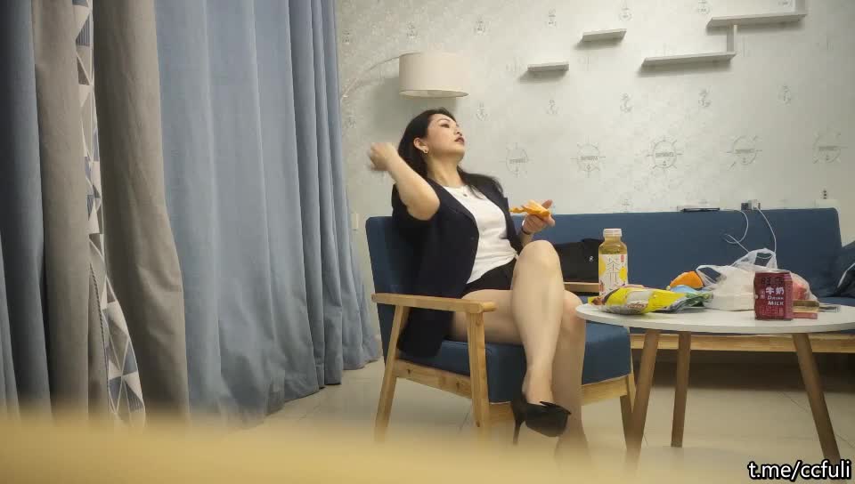 尝试各种类型，极品美人妻，举手投足间尽是风情，负距离接触干爽绿帽人妻