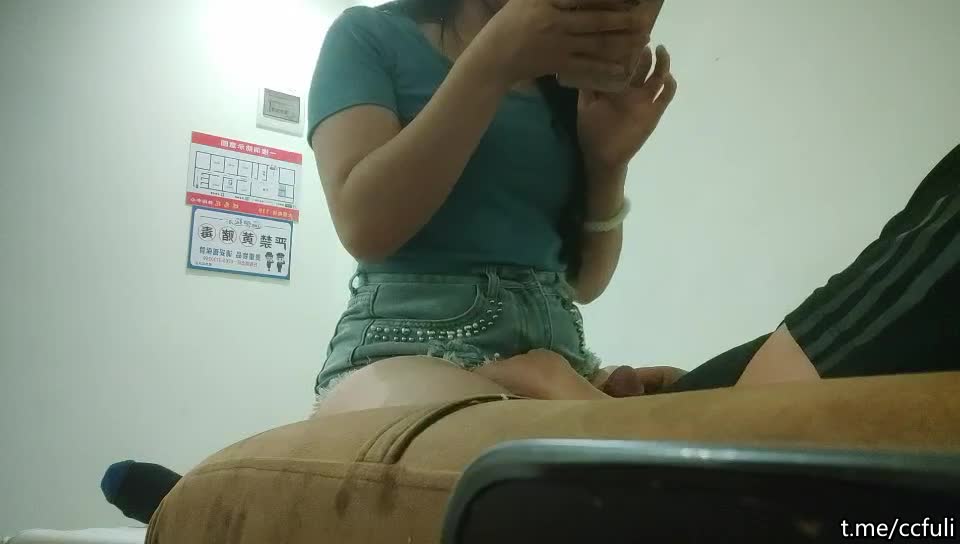 喜欢玩真实刺激，搞足疗女技师，谈好价格可以插进去，拨开短裤磨蹭插入