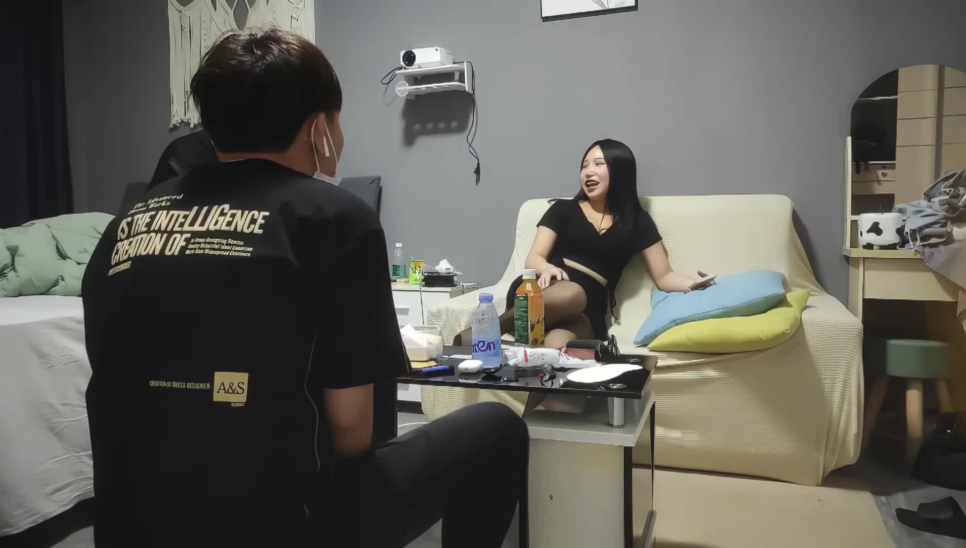 【探花精选】40岁漂亮人妻，极品大胸，骚气逼人，大胸弹力十足，聊天洗澡打炮，又赚钱又享受这趟值了精品资源