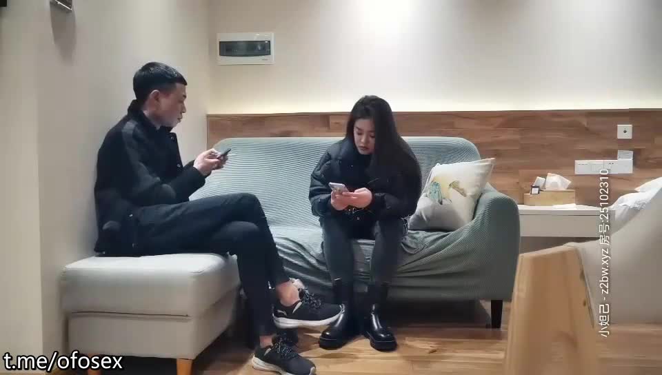 黑色外套肥肥妹子，情趣装黑丝椅子上特写摸逼后入大力猛操爆菊肛交