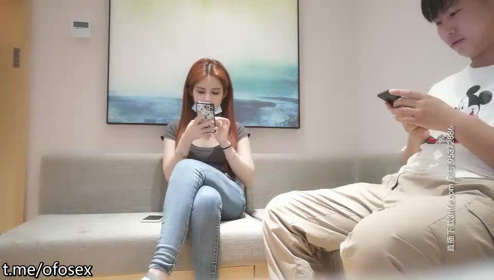 极品颜值牛仔裤外围妹子，舌吻互摸调情69口交扣逼，后入猛操特写表情呻吟诱人绿帽人妻